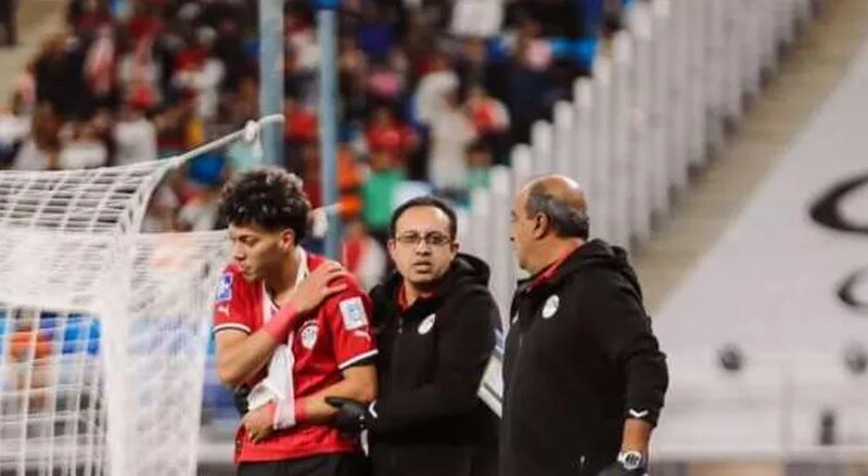 مصطفى شوبير يساند إمام عاشور بعد إصابته مع منتخب مصر «صورة»