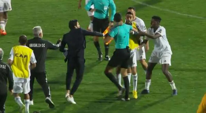 حكم الـ«VAR» يطالب الكاف بشطب اللاعب الليبي المعتدي على محمد معروف